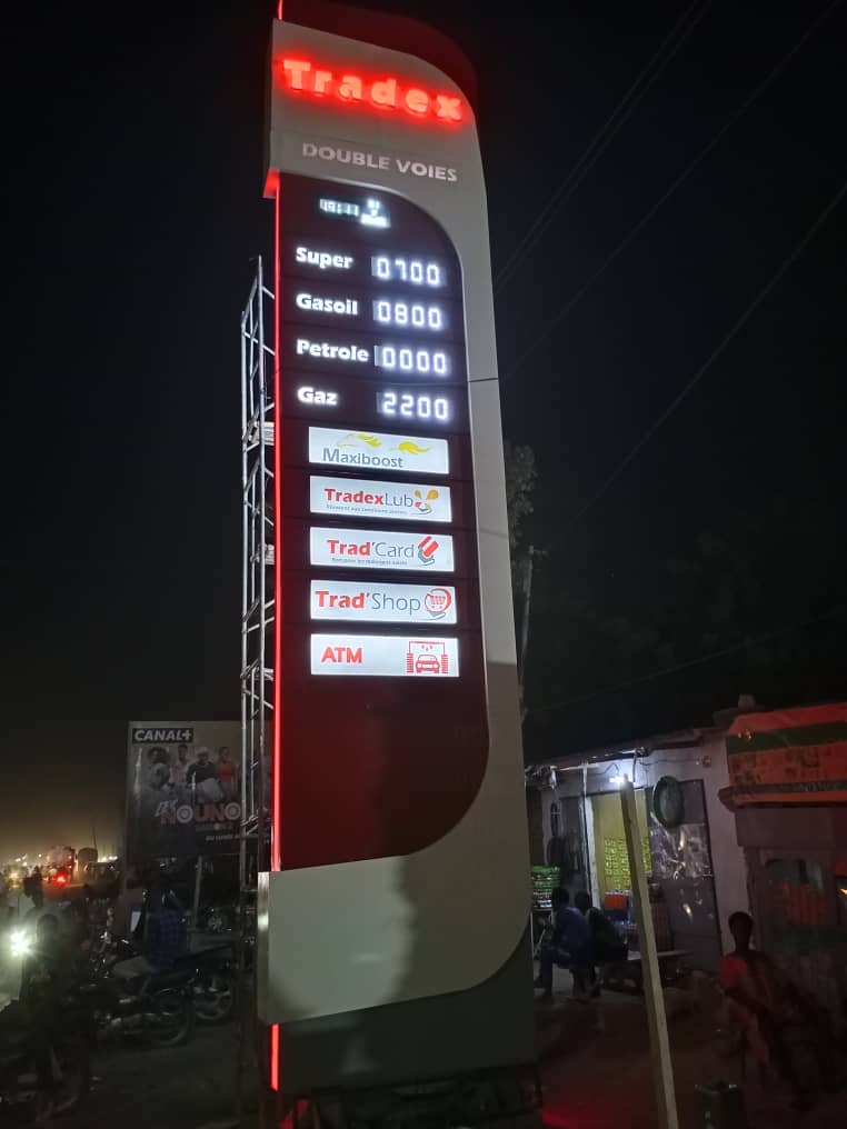 Totem Tradex (Vue de nuit/Détail)